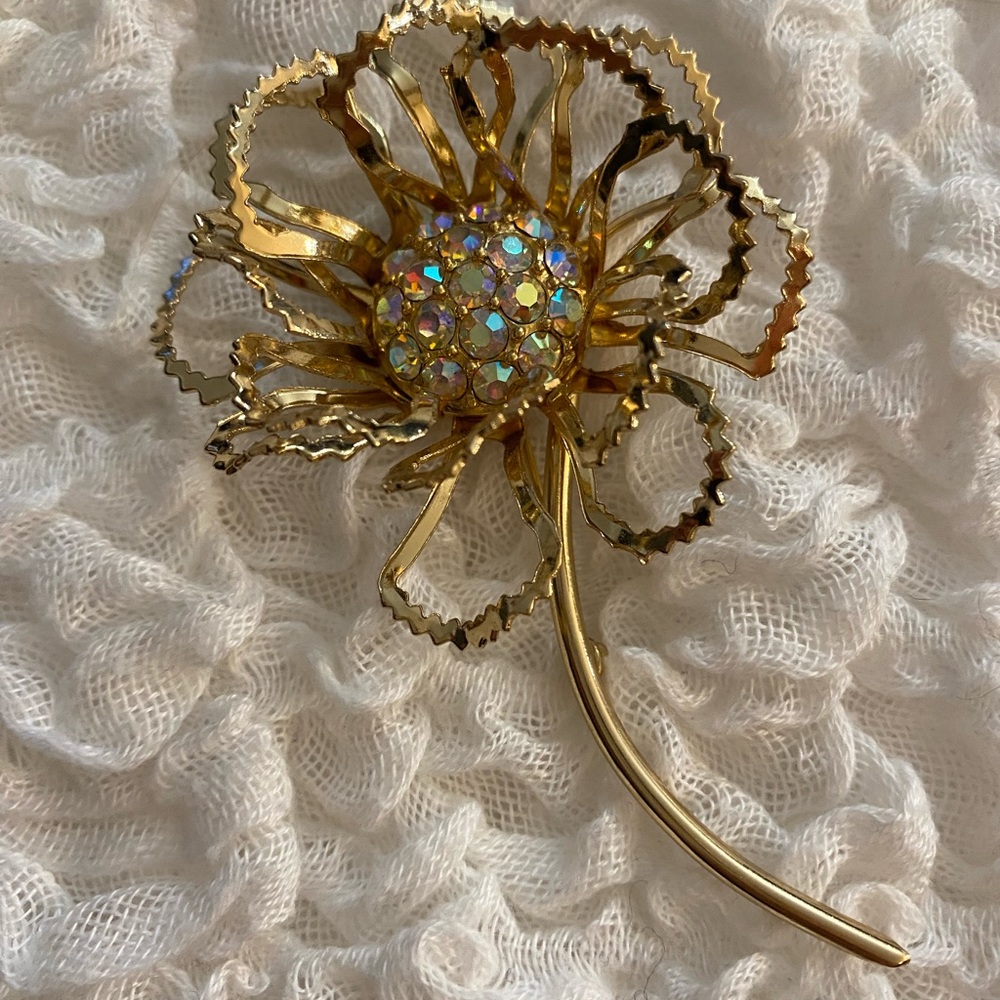 Vintage 1950’s Brooch Signed SARAH COVENTRY Gold Tone Flower 3D CZ Carved Circa